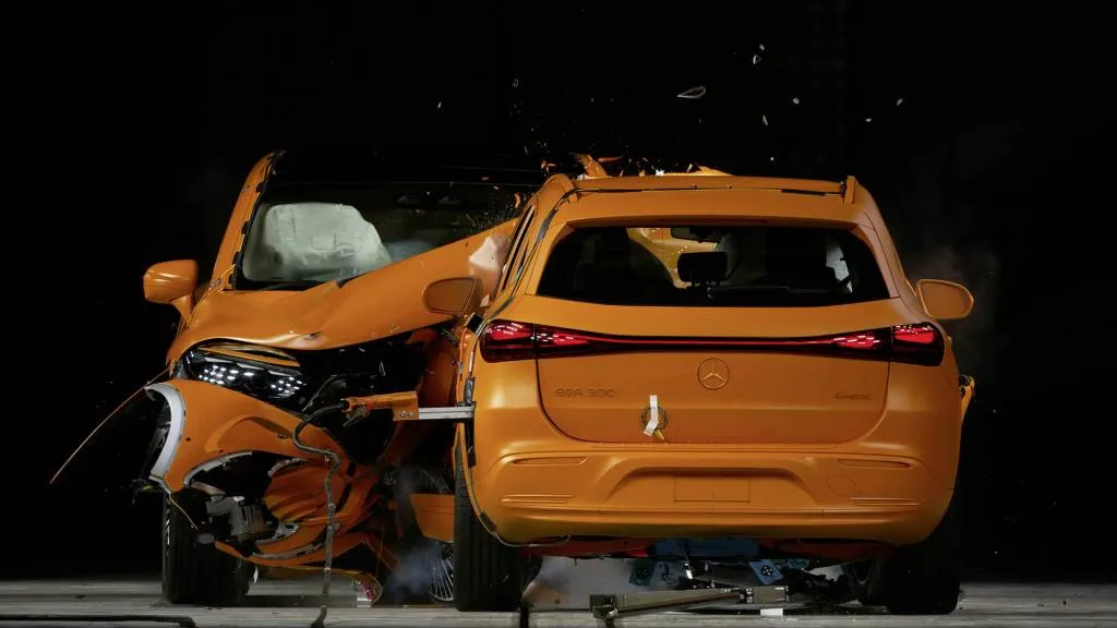 Mercedes-Benz EQS SUV and EQA crash test