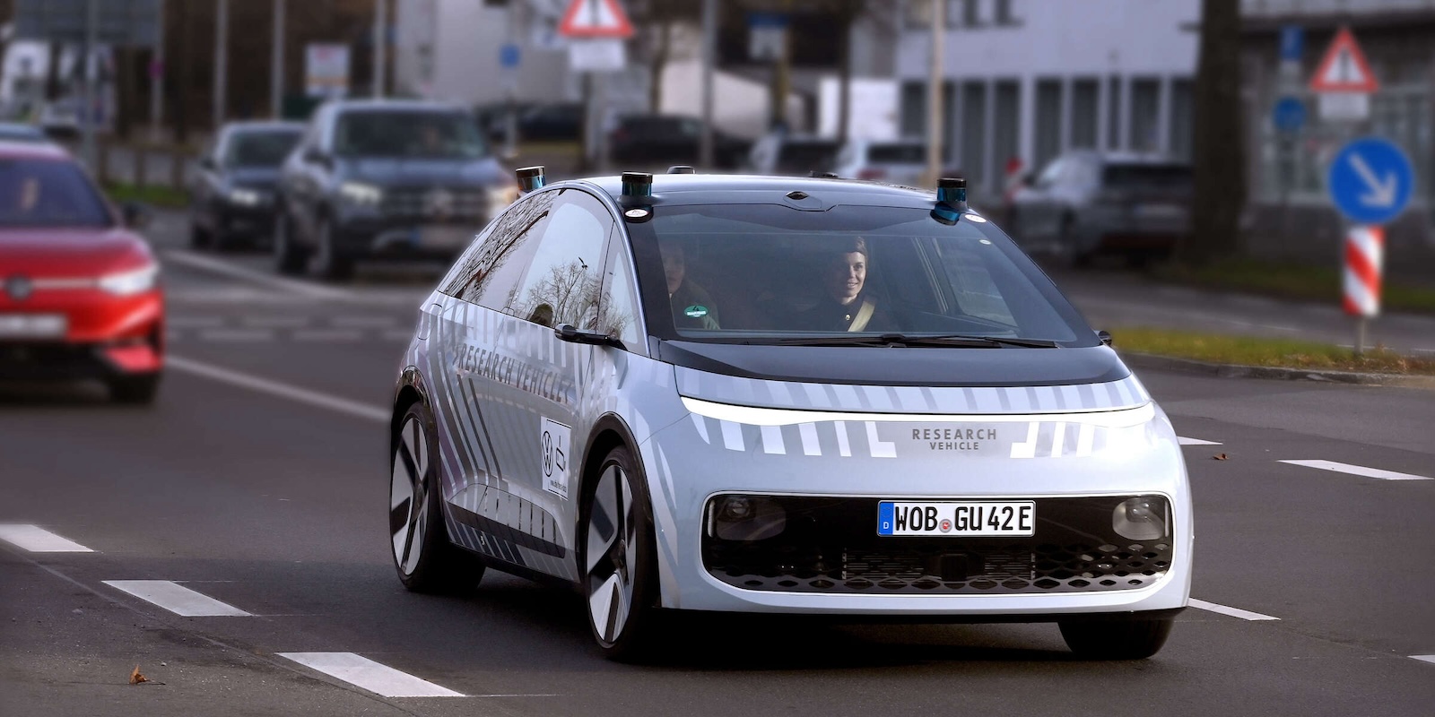 Volkswagen Group is starting the next testing phase in Wolfsburg with its self-driving research vehicle Gen.Urban1. After intensive trials, the Gen.Urban can now drive autonomously in real urban traffic.